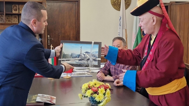 Кметът Пенчо Милков се срещна с ректора на университета по традиционна монголска медицина проф. Камба Лама Нацагдорж